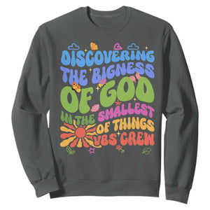 VBS 2025 Sweatshirt Discovering The Bigness Of God In The Smallest Of Things Retro Groovy TS02 Dark Heather Print Your Wear