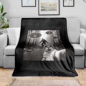 Cat Selfie With Bigfoot UFO Throw Blanket Funny Cat Lover Gifts TS10 Print Your Wear