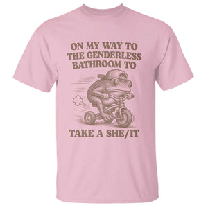 On My Way To The Genderless Bathroom To Take a She/It T Shirt Funny Frog Graphic