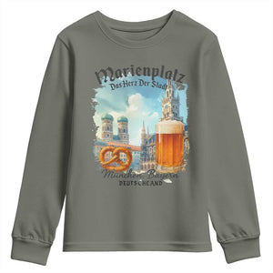 Bavarian Festival Munich Oktoberfest Youth Sweatshirt Das Herz Der Stadt Beer Pretzel TS11 Military Green Print Your Wear