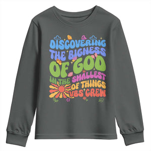 VBS 2025 Youth Sweatshirt Discovering The Bigness Of God In The Smallest Of Things Retro Groovy TS02 Dark Heather Print Your Wear