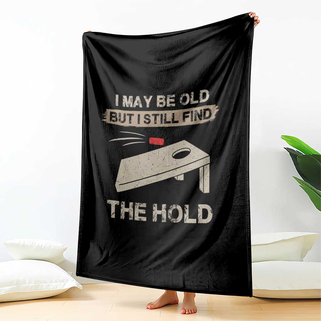 I May Be Old But I Still Find The Hole Cornhole Throw Blanket Funny Old Man Saying TS10 Print Your Wear