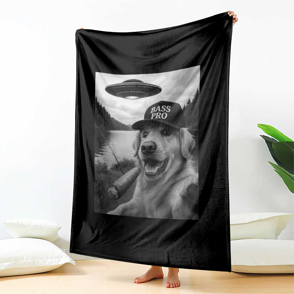 Dog Selfie With Alien UFO Throw Blanket Funny Fishing Golden Retriever Smoking Dog Lover TS10 Print Your Wear