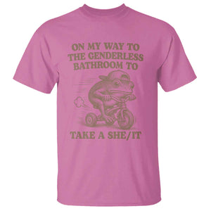On My Way To The Genderless Bathroom To Take a She/It T Shirt Funny Frog Graphic
