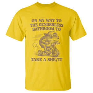 On My Way To The Genderless Bathroom To Take a She/It T Shirt Funny Frog Graphic