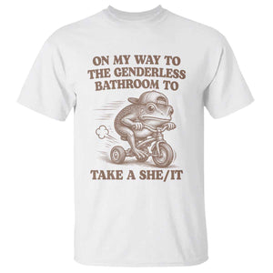 On My Way To The Genderless Bathroom To Take a She/It T Shirt Funny Frog Graphic
